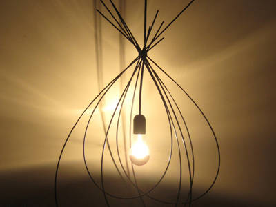 This image is a fragment of the lamp mess I made ​​with recovered clothesline wire, rolled and painted. The bulb is silver plated and is on
